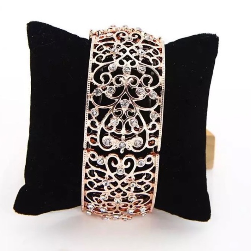 High Quality Hollow Heart Flower Elastic bracelet. - Picture 1 of 4